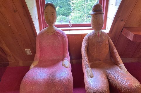木彫りの夫婦の像