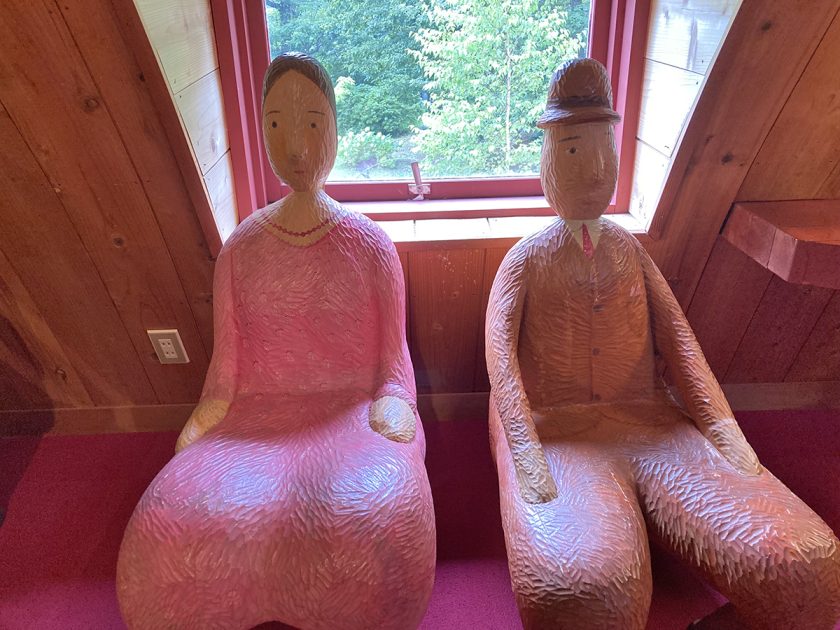 木彫りの夫婦の像